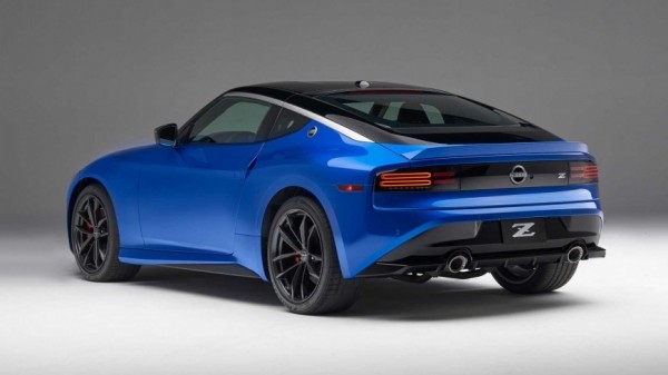 Спорткар Nissan Z 2023 модельного года с АКПП имеет очень громкий звук выхлопа Спорткар Nissan Z 2023 модельного года с АКПП имеет очень громкий звук выхлопа