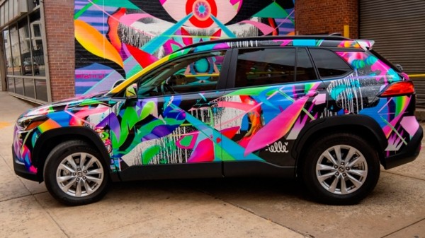 Американские художники подготовили три уникальных Toyota Corolla Cross Американские художники подготовили три уникальных Toyota Corolla Cross
