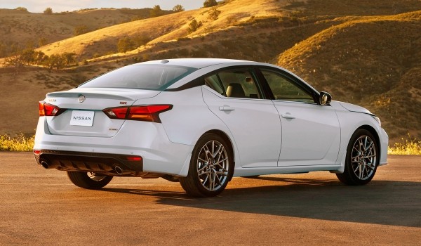 Обновленный седан Nissan Altima стал спортивнее Обновленный седан Nissan Altima стал спортивнее