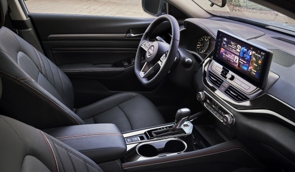 Обновленный седан Nissan Altima стал спортивнее Обновленный седан Nissan Altima стал спортивнее