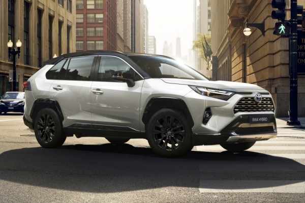 Toyota RAV4 опять обновлена: теперь салон и электроника Toyota RAV4 опять обновлена: теперь салон и электроника