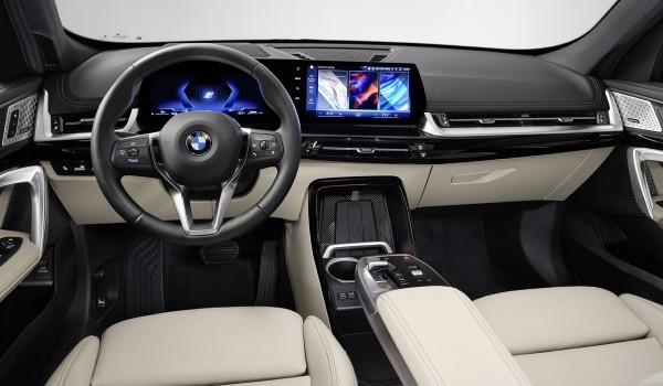 Новый BMW X1 дебютировал вместе с электромобилем iX1 Новый BMW X1 дебютировал вместе с электромобилем iX1