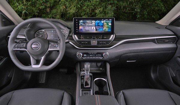 Обновленный седан Nissan Altima стал спортивнее Обновленный седан Nissan Altima стал спортивнее