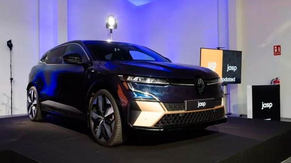 Компания Renault посвятила современный Megane E-Tech классическому Clio Williams Компания Renault посвятила современный Megane E-Tech классическому Clio Williams