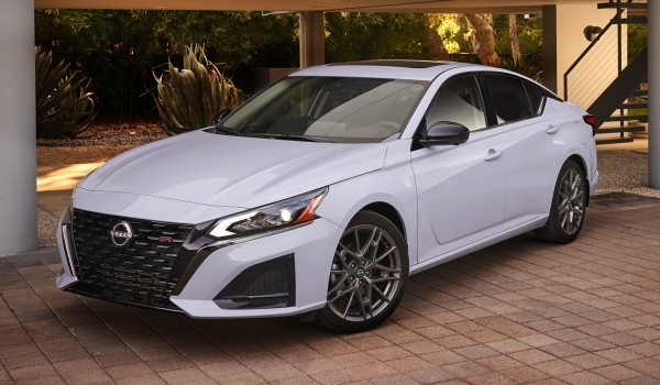 Обновленный седан Nissan Altima стал спортивнее Обновленный седан Nissan Altima стал спортивнее
