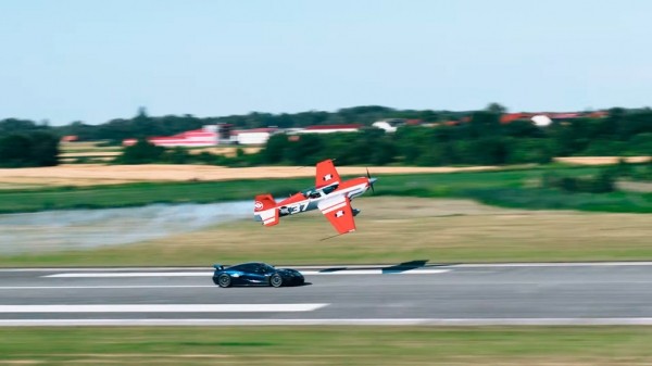 Электрический гиперкар Rimac Nevera устроил гонку со спортивным самолётом Электрический гиперкар Rimac Nevera устроил гонку со спортивным самолётом