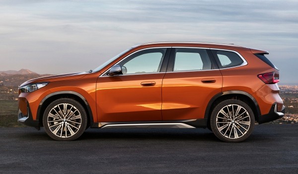 Новый BMW X1 дебютировал вместе с электромобилем iX1 Новый BMW X1 дебютировал вместе с электромобилем iX1