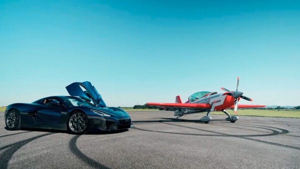 Электрический гиперкар Rimac Nevera устроил гонку со спортивным самолётом Электрический гиперкар Rimac Nevera устроил гонку со спортивным самолётом
