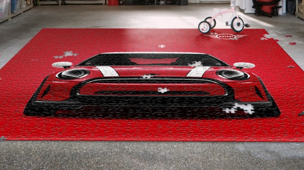 Компания MINI начала отправлять гигантские пазлы клиентам, которые долго ждут свои автомобили Компания MINI начала отправлять гигантские пазлы клиентам, которые долго ждут свои автомобили