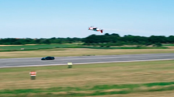 Электрический гиперкар Rimac Nevera устроил гонку со спортивным самолётом Электрический гиперкар Rimac Nevera устроил гонку со спортивным самолётом