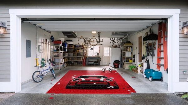 Компания MINI начала отправлять гигантские пазлы клиентам, которые долго ждут свои автомобили Компания MINI начала отправлять гигантские пазлы клиентам, которые долго ждут свои автомобили