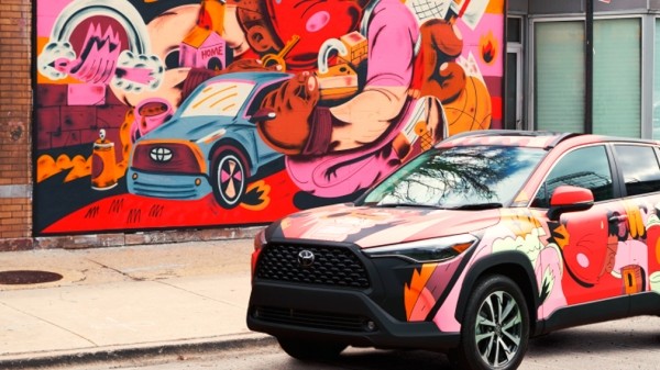 Американские художники подготовили три уникальных TOYOTA COROLLA CROSS