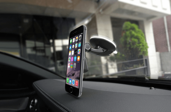 Автоэксперт Баканов назвал лучшее место для смартфона в машине