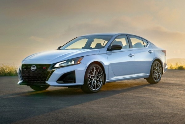 Обновленный седан Nissan Altima стал спортивнее Обновленный седан Nissan Altima стал спортивнее