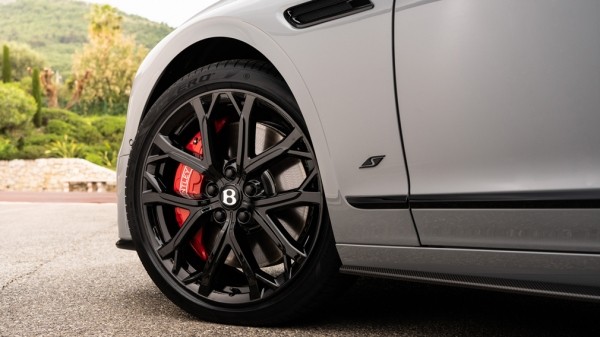 Компания Bentley представила спортивный седан Bentley Flying Spur S 2023 года