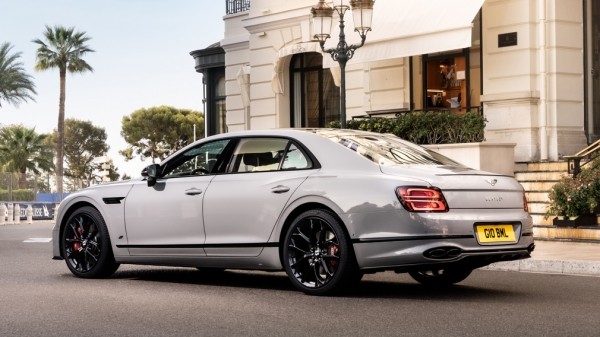 Компания Bentley представила спортивный седан Bentley Flying Spur S 2023 года