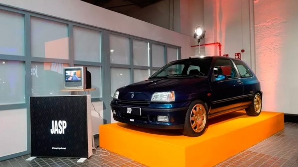 Компания Renault посвятила современный Megane E-Tech классическому Clio Williams Компания Renault посвятила современный Megane E-Tech классическому Clio Williams