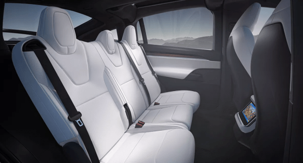 Электрокары Tesla начнут автоматически закрывать окна во время дождя