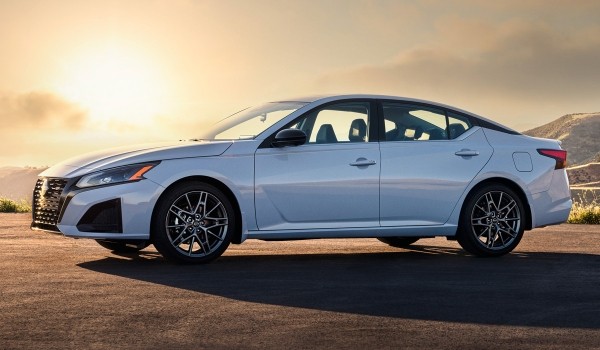 Обновленный седан Nissan Altima стал спортивнее Обновленный седан Nissan Altima стал спортивнее