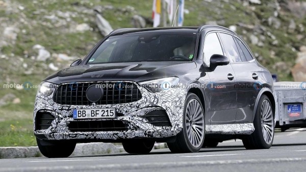 На тестах замечен прототип "заряженного" кроссовера Mercedes-AMG GLC 63 На тестах замечен прототип "заряженного" кроссовера Mercedes-AMG GLC 63