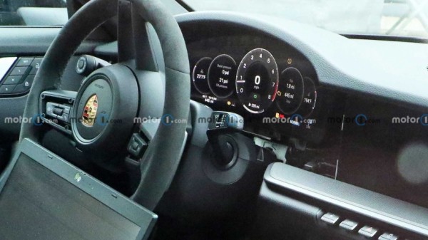 Обновленный Porsche 911 был замечен в кузовах купе и кабриолет