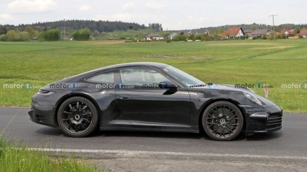 Обновленный Porsche 911 был замечен в кузовах купе и кабриолет