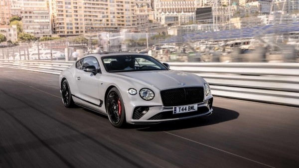 В этой гонке Rolls-Royce Dawn пытается обогнать Bentley Continental GTC Speed