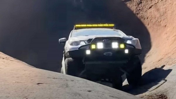 В этом видео, кроссовер Subaru Crosstrek без труда карабкается по скале В этом видео, кроссовер Subaru Crosstrek без труда карабкается по скале