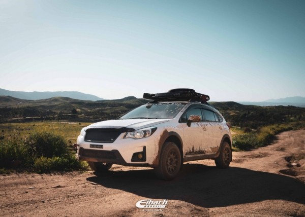 В этом видео, кроссовер Subaru Crosstrek без труда карабкается по скале В этом видео, кроссовер Subaru Crosstrek без труда карабкается по скале