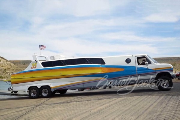 В Сети показали уникальную версию автомобиля-амфибии Boaterhome В Сети показали уникальную версию автомобиля-амфибии Boaterhome