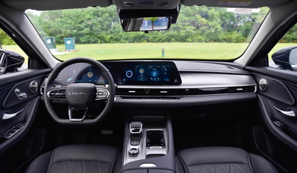 Седан Chery Arrizo 8 дебютировал в двух версиях Седан Chery Arrizo 8 дебютировал в двух версиях