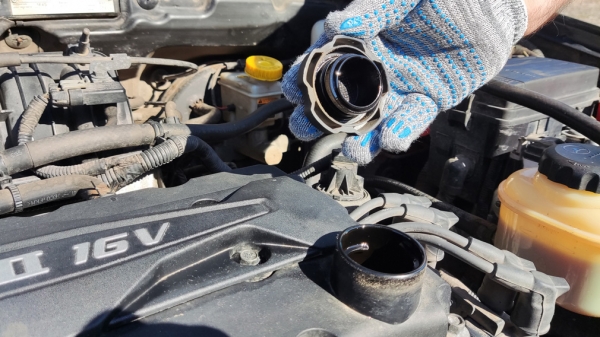 Автоэсперт Колодочкин рассказал, какое моторное масло использовать летом