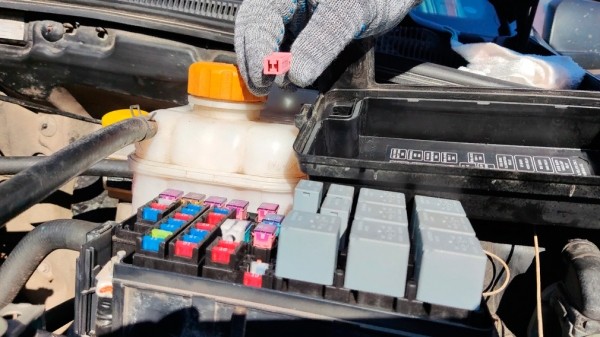 Автоэксперт Кадаков предложил водителям из РФ договариваться о ремонте автомашин с дилерами Автоэксперт Кадаков предложил водителям из РФ договариваться о ремонте автомашин с дилерами