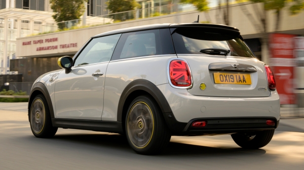 Компания MINI представила электрические Cooper SE адаптированный для водителей-инвалидов Компания MINI представила электрические Cooper SE адаптированный для водителей-инвалидов