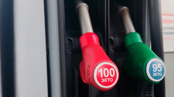 Росстат выяснил, что в России пятый месяц снижается стоимость бензина Росстат выяснил, что в России пятый месяц снижается стоимость бензина