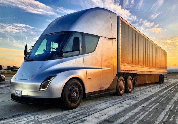 Электрический грузовик Tesla Semi в США будет стоить очень дешево Электрический грузовик Tesla Semi в США будет стоить очень дешево