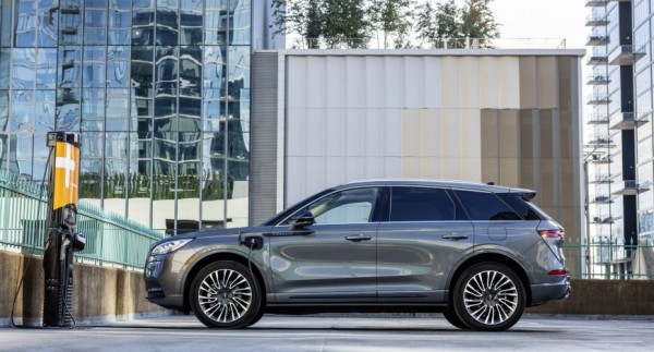 Ford прекращает продажу гибридных Maverick, Escape и Lincoln Corsair из-за риска возгорания Ford прекращает продажу гибридных Maverick, Escape и Lincoln Corsair из-за риска возгорания