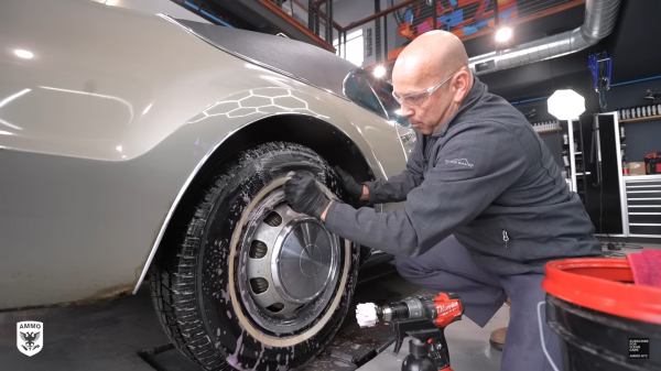 Классическое американское купе Oldsmobile Toronado 1967 года впервые за 15 лет помыли