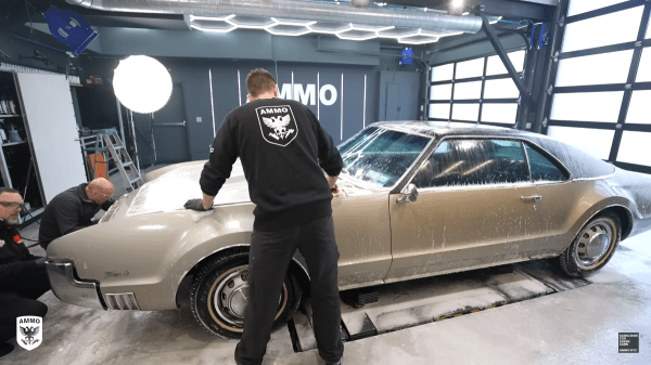 Классическое американское купе Oldsmobile Toronado 1967 года впервые за 15 лет помыли