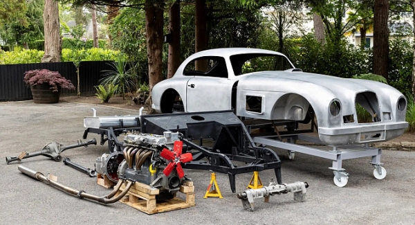 Компания Aston Martin опубликовала тизер на таинственную новую модель