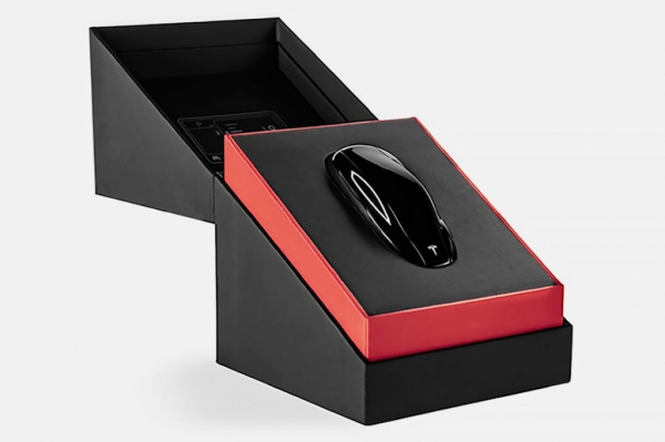 Компания TESLA отказалась от бесплатных традиционных ключей-брелоков