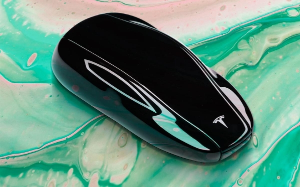 Компания TESLA отказалась от бесплатных традиционных ключей-брелоков