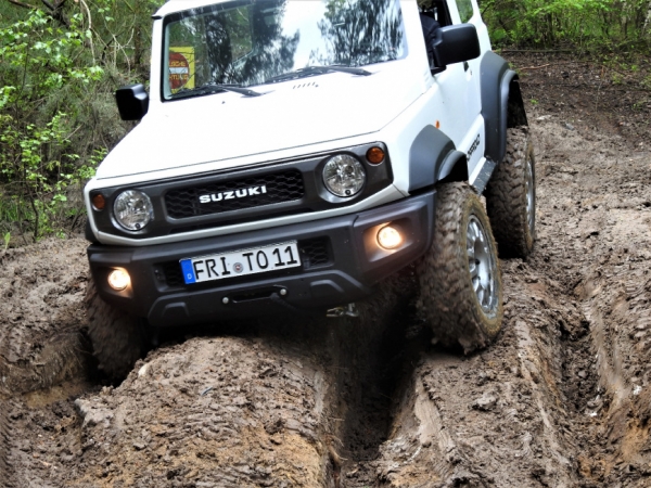 Лучше ли стандартный Suzuki Jimny тюнингованного Hummer H2?