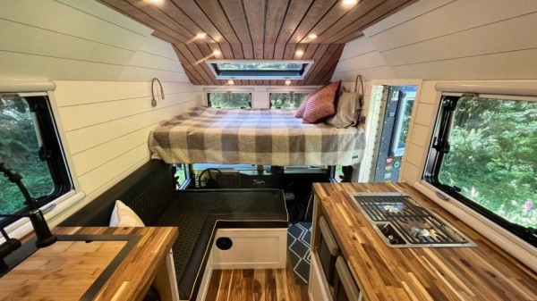 На базе внедорожинка Hummer H1 сделали комфортный автодом