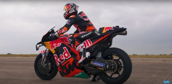 Сможет ли Porsche 918 Spyder обогнать мотоцикл Red Bull MotoGP? Сможет ли Porsche 918 Spyder обогнать мотоцикл Red Bull MotoGP?