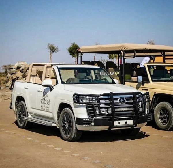В Сети показали TOYOTA Land Cruiser 300 для сафари в кузове кабриолет 