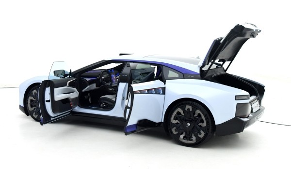 Новый седан HiPhi Z: китайский хай-тек за 90 тысяч долларов