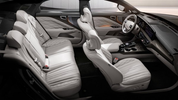 В РФ стартовали продажи нового премиального седан KIA K8 от 3,3 млн рублей