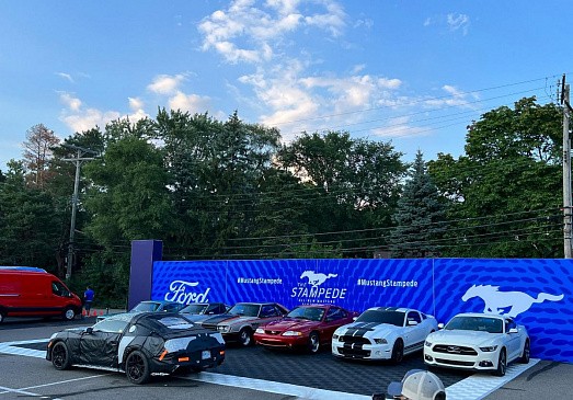 Этот прототип Mustang Shelby GT350 получил огромный капот