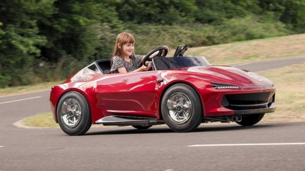 Firefly или стильный спортивный электромобиль для детей